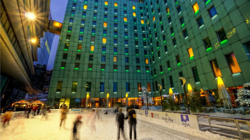 그랜드 호텔 리버 파크, 어 럭셔리 컬렉션 호텔, 브라티슬라바 외부 사진 The hotel at night