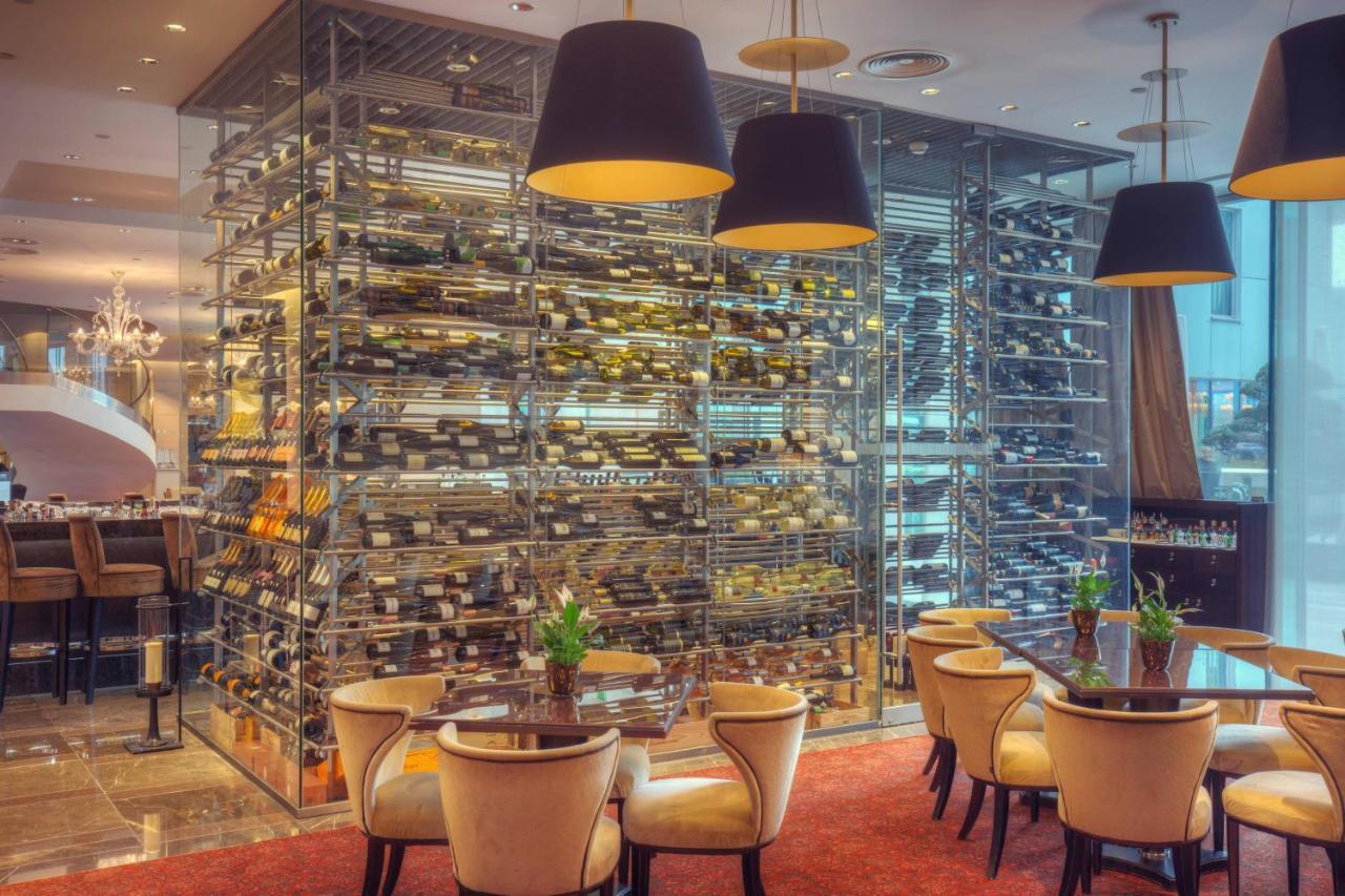 그랜드 호텔 리버 파크, 어 럭셔리 컬렉션 호텔, 브라티슬라바 외부 사진 Wine rack at the hotel