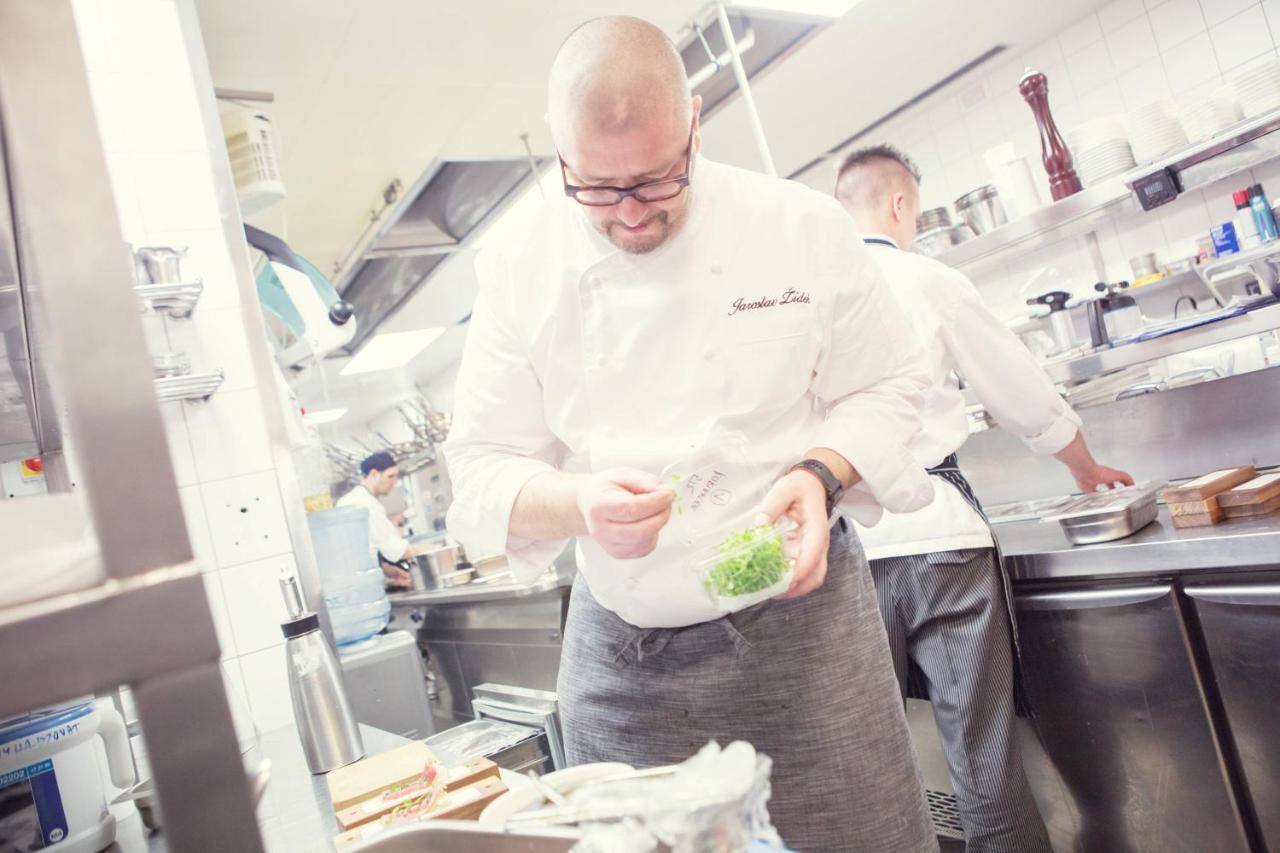 그랜드 호텔 리버 파크, 어 럭셔리 컬렉션 호텔, 브라티슬라바 외부 사진 Chef preparing a meal