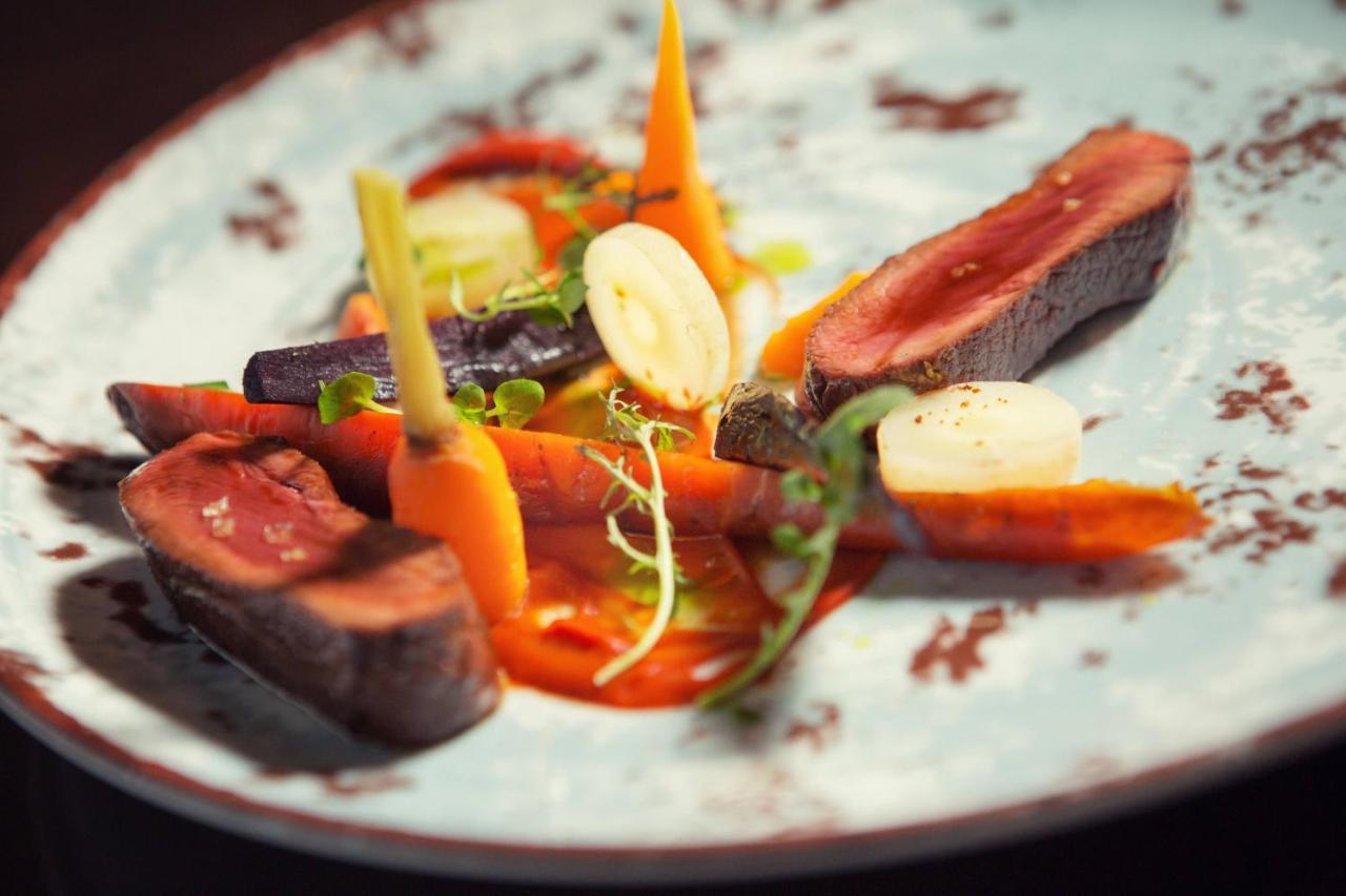 그랜드 호텔 리버 파크, 어 럭셔리 컬렉션 호텔, 브라티슬라바 외부 사진 A plate of duck confit with vegetables