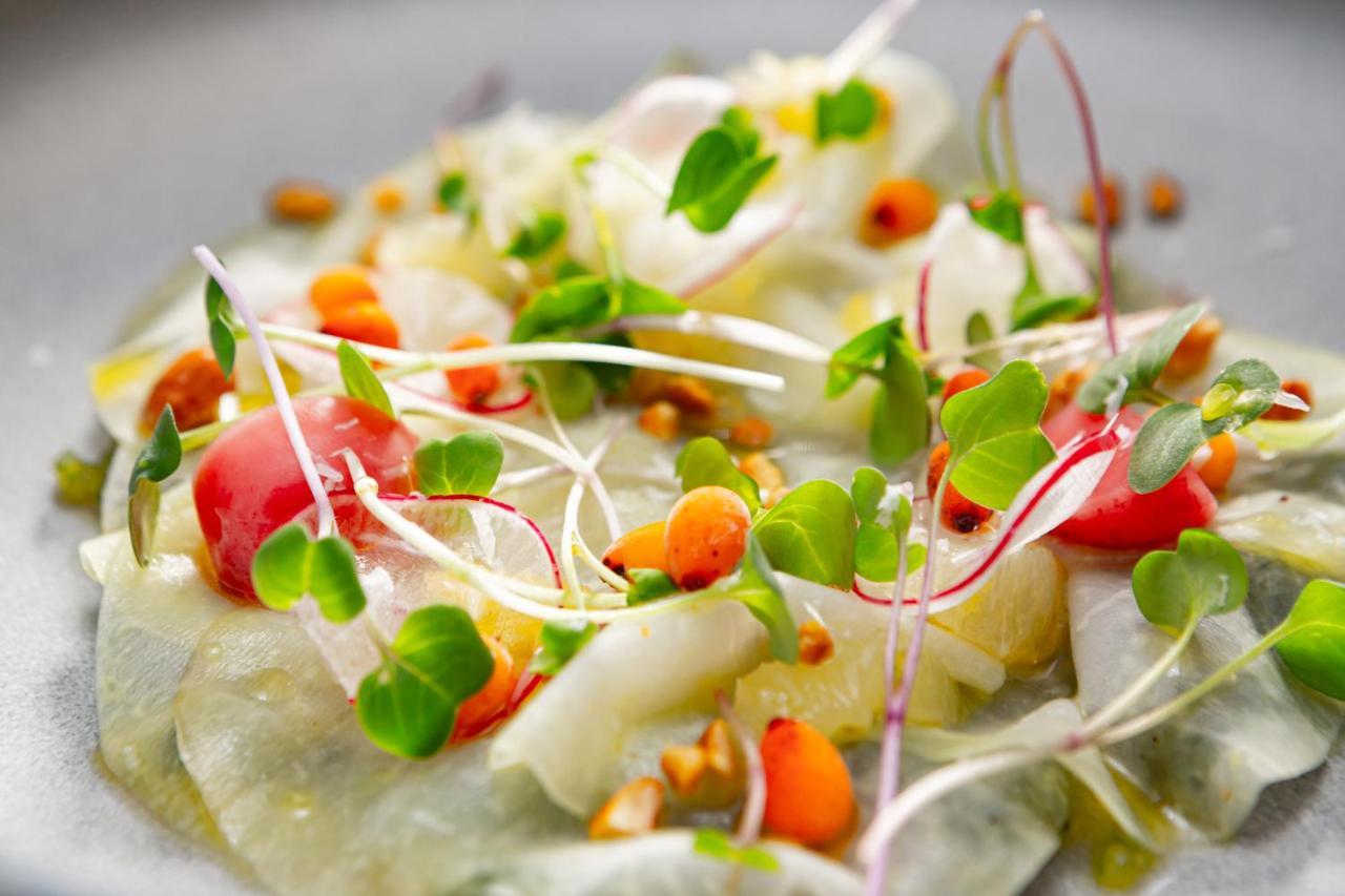 그랜드 호텔 리버 파크, 어 럭셔리 컬렉션 호텔, 브라티슬라바 외부 사진 A salad with microgreens
