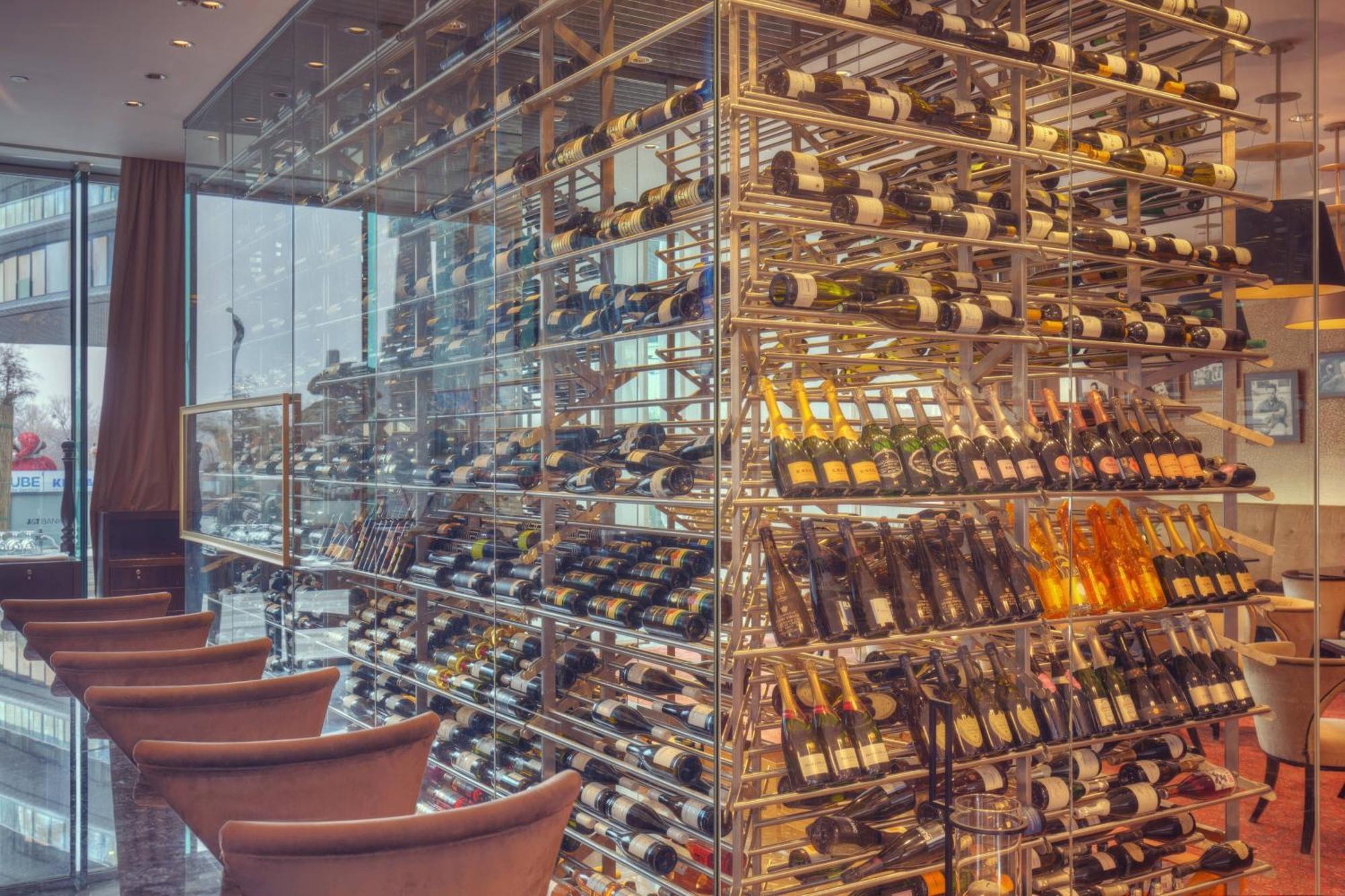 그랜드 호텔 리버 파크, 어 럭셔리 컬렉션 호텔, 브라티슬라바 외부 사진 Wine rack