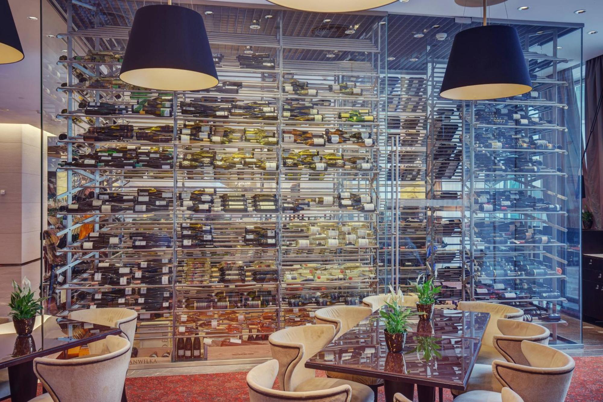 그랜드 호텔 리버 파크, 어 럭셔리 컬렉션 호텔, 브라티슬라바 외부 사진 Wine wall at the restaurant
