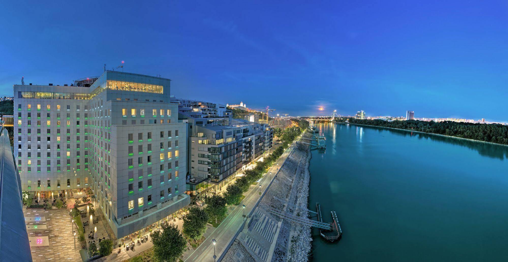 그랜드 호텔 리버 파크, 어 럭셔리 컬렉션 호텔, 브라티슬라바 외부 사진 The Donau City